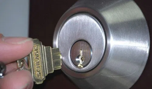 Royal Locksmith Store Artesia, CA 562-263-5453 - key-broke-in-lock